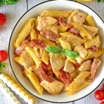 kremowy-makaron-z-boczkiem-i-suszonymi-pomidorami-przepis-na-idealna.webp.webp