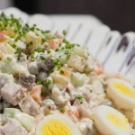 olivier-z-niespodzianka-sekretny-skladnik-sprawia-ze-popularna-salatka-noworoczna.webp.webp